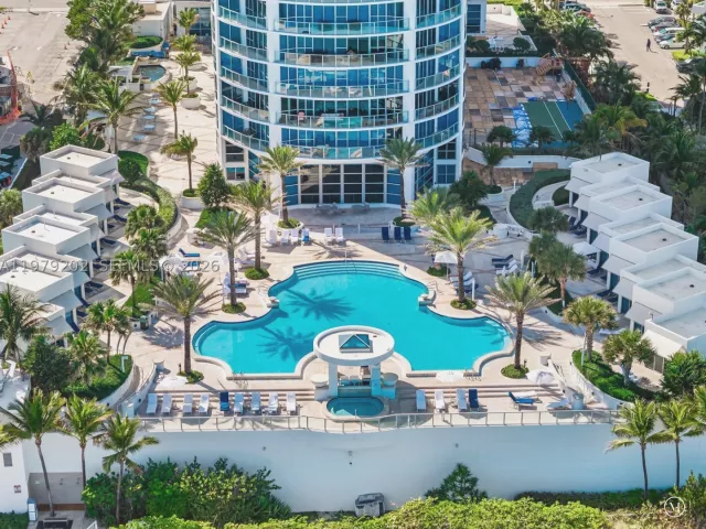 2-bedroom condo for rent in Hollywood - 3101 S Ocean Dr 1504 - MondialRealty