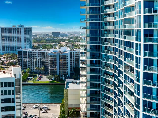 2-bedroom condo for rent in Hollywood - 3101 S Ocean Dr 1504 - MondialRealty