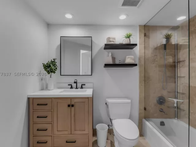 2-bedroom condo for sale in Fort Lauderdale - 333 Las Olas Way 2505 - MondialRealty