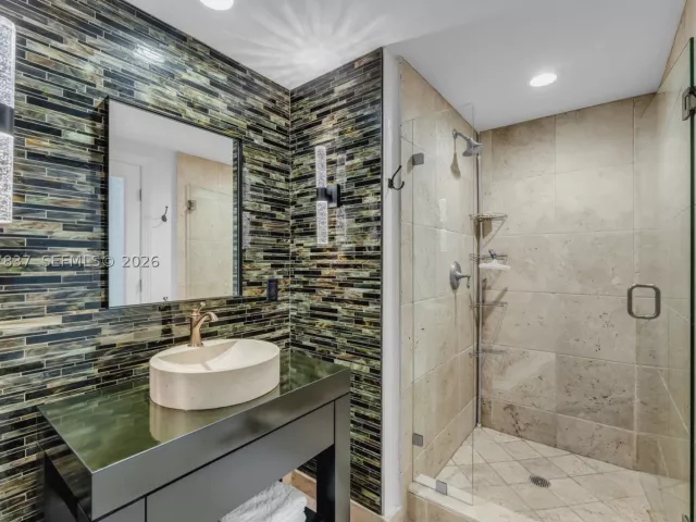 2-bedroom condo for sale in Fort Lauderdale - 333 Las Olas Way 2505 - MondialRealty