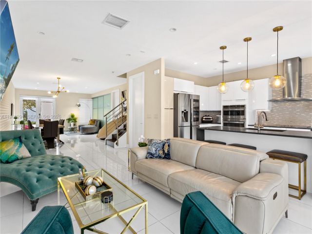 3-bedroom home for sale in Doral - 6420 NW 105th Pl - MondialRealty