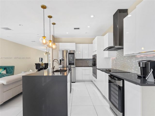 3-bedroom home for sale in Doral - 6420 NW 105th Pl - MondialRealty