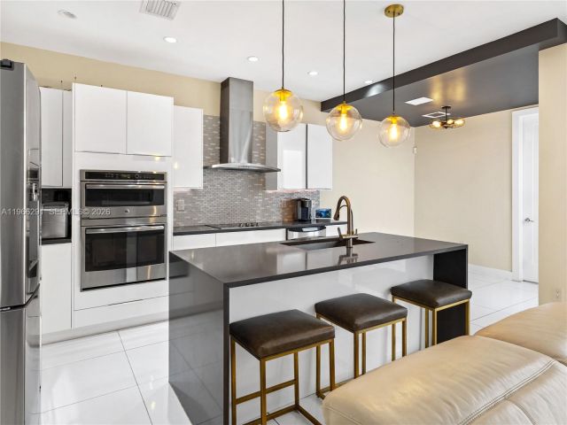 3-bedroom home for sale in Doral - 6420 NW 105th Pl - MondialRealty