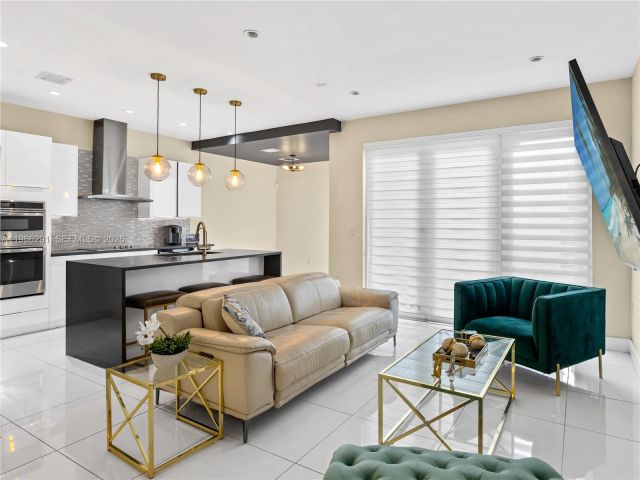 3-bedroom home for sale in Doral - 6420 NW 105th Pl - MondialRealty