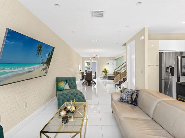 3-bedroom home for sale in Doral - 6420 NW 105th Pl - MondialRealty