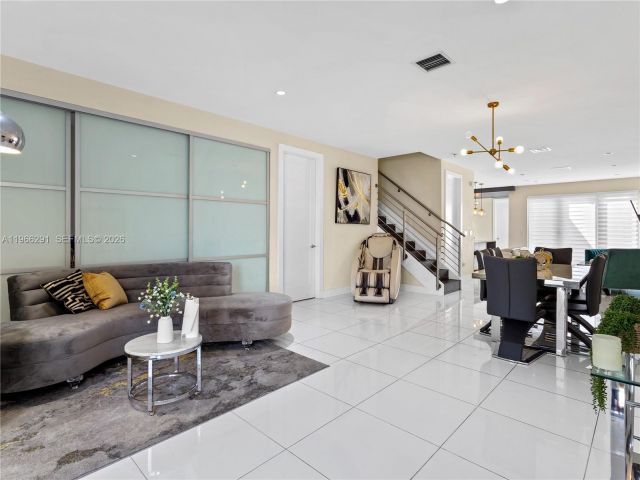 3-bedroom home for sale in Doral - 6420 NW 105th Pl - MondialRealty