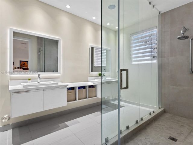 3-bedroom home for sale in Doral - 6420 NW 105th Pl - MondialRealty