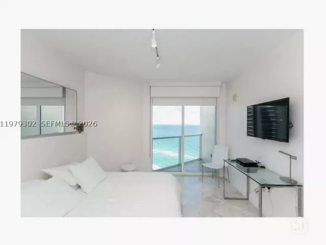 2-bedroom condo for rent in Sunny Isles Beach - 16699 Collins Ave 2406 - MondialRealty