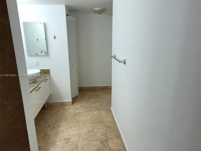 2-bedroom condo for rent in Miami - 41 SE 5th St 709 - MondialRealty