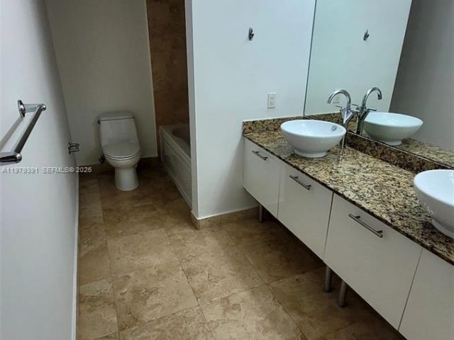 2-bedroom condo for rent in Miami - 41 SE 5th St 709 - MondialRealty