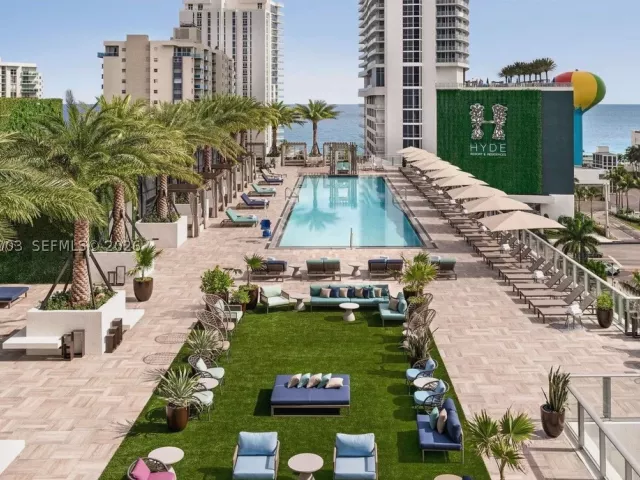2-bedroom condo for sale in Hollywood - 4010 S OCEAN DR R1402 - MondialRealty