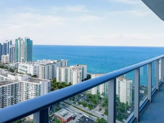 2-bedroom condo for sale in Hollywood - 4010 S OCEAN DR R1402 - MondialRealty