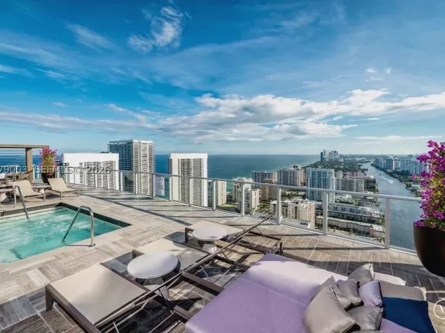 2-bedroom condo for sale in Hollywood - 4010 S OCEAN DR R1402 - MondialRealty