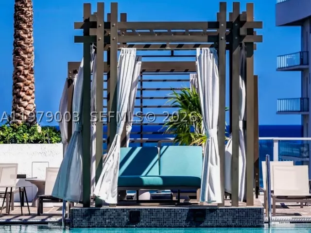 2-bedroom condo for sale in Hollywood - 4010 S OCEAN DR R1402 - MondialRealty