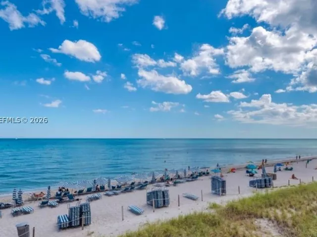 2-bedroom condo for sale in Hollywood - 4010 S OCEAN DR R1402 - MondialRealty