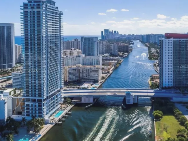 2-bedroom condo for sale in Hollywood - 4010 S OCEAN DR R1402 - MondialRealty