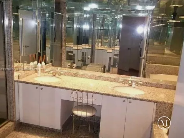 2-bedroom condo for sale in Aventura - 20185 E Country Club Dr TS-3 - MondialRealty