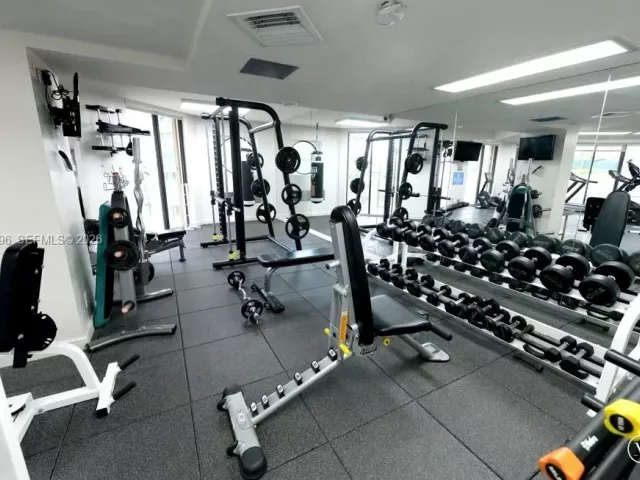 2-bedroom condo for sale in Aventura - 20185 E Country Club Dr TS-3 - MondialRealty