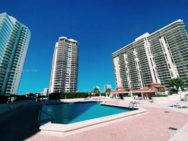 2-bedroom condo for sale in Aventura - 20185 E Country Club Dr TS-3 - MondialRealty
