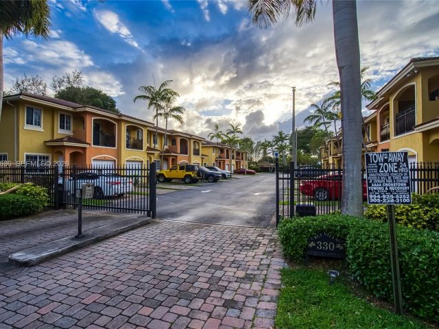 Home for rent at 330 SW 2nd Ave 12 - photo 7462191