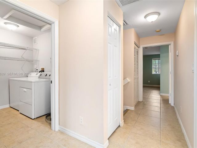 Home for rent at 330 SW 2nd Ave 12 - photo 7462204