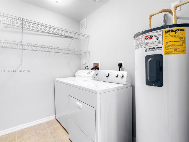 Home for rent at 330 SW 2nd Ave 12 - photo 7462205