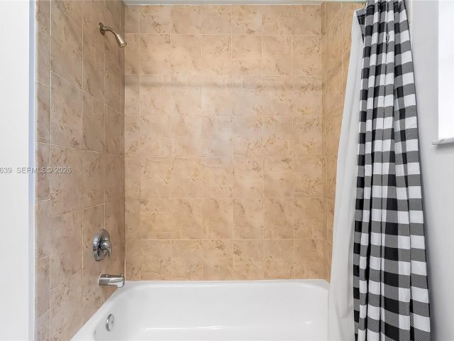 Home for rent at 330 SW 2nd Ave 12 - photo 7462207