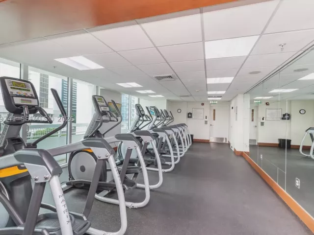 2-bedroom condo for rent in Miami - 41 SE 5th St 1508 - MondialRealty