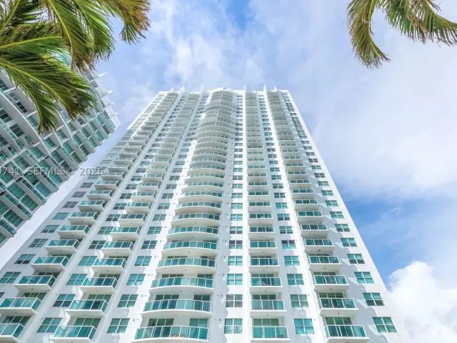 2-bedroom condo for rent in Miami - 41 SE 5th St 1508 - MondialRealty