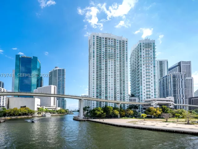 2-bedroom condo for rent in Miami - 41 SE 5th St 1508 - MondialRealty