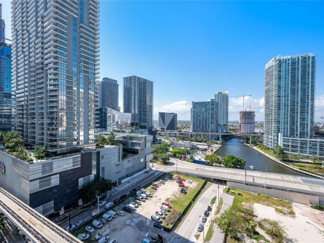2-bedroom condo for rent in Miami - 41 SE 5th St 1508 - MondialRealty