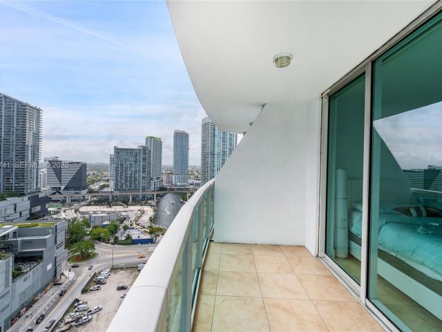 2-bedroom condo for rent in Miami - 41 SE 5th St 1508 - MondialRealty