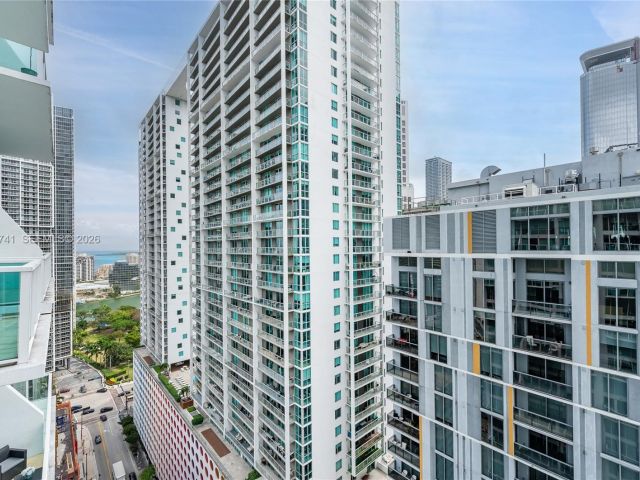 2-bedroom condo for rent in Miami - 41 SE 5th St 1508 - MondialRealty