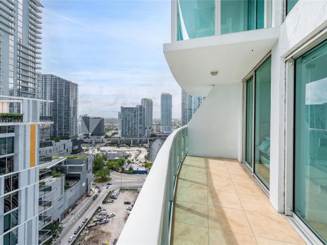 2-bedroom condo for rent in Miami - 41 SE 5th St 1508 - MondialRealty