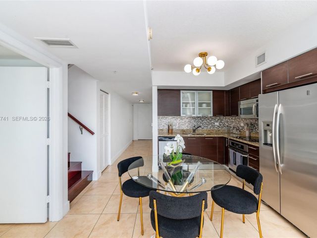 2-bedroom condo for rent in Miami - 41 SE 5th St 1508 - MondialRealty