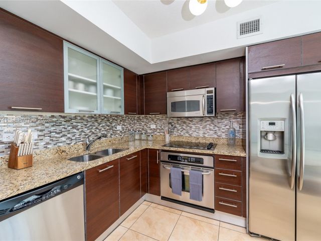 2-bedroom condo for rent in Miami - 41 SE 5th St 1508 - MondialRealty