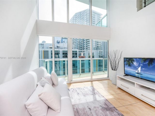 2-bedroom condo for rent in Miami - 41 SE 5th St 1508 - MondialRealty