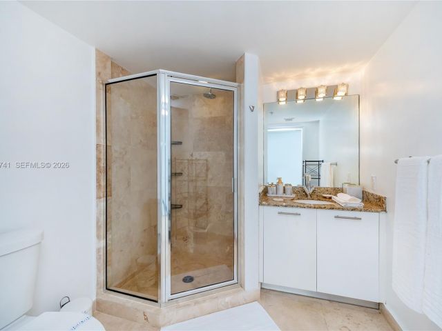 2-bedroom condo for rent in Miami - 41 SE 5th St 1508 - MondialRealty