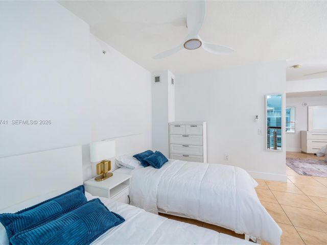 2-bedroom condo for rent in Miami - 41 SE 5th St 1508 - MondialRealty