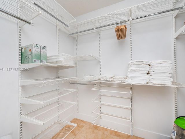 2-bedroom condo for rent in Miami - 41 SE 5th St 1508 - MondialRealty