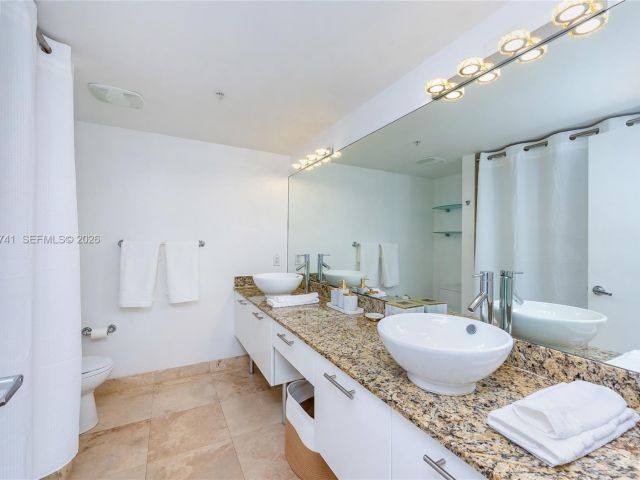 2-bedroom condo for rent in Miami - 41 SE 5th St 1508 - MondialRealty