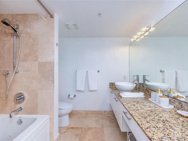 2-bedroom condo for rent in Miami - 41 SE 5th St 1508 - MondialRealty