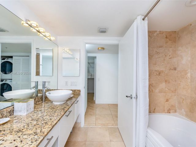 2-bedroom condo for rent in Miami - 41 SE 5th St 1508 - MondialRealty