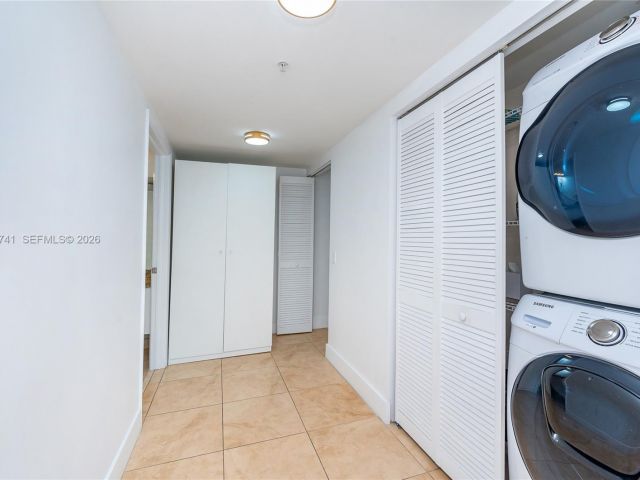 2-bedroom condo for rent in Miami - 41 SE 5th St 1508 - MondialRealty
