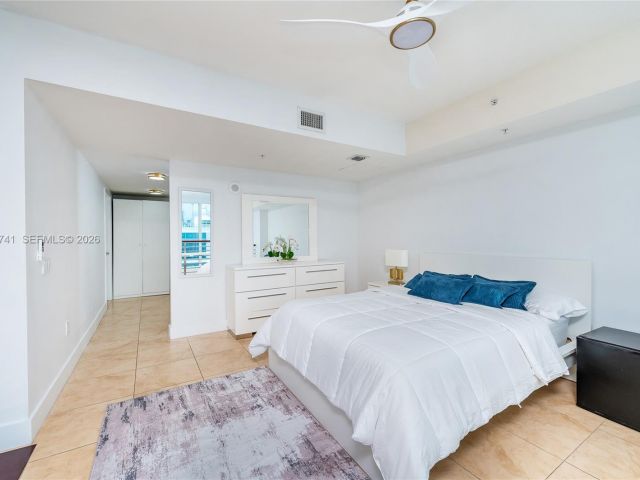 2-bedroom condo for rent in Miami - 41 SE 5th St 1508 - MondialRealty