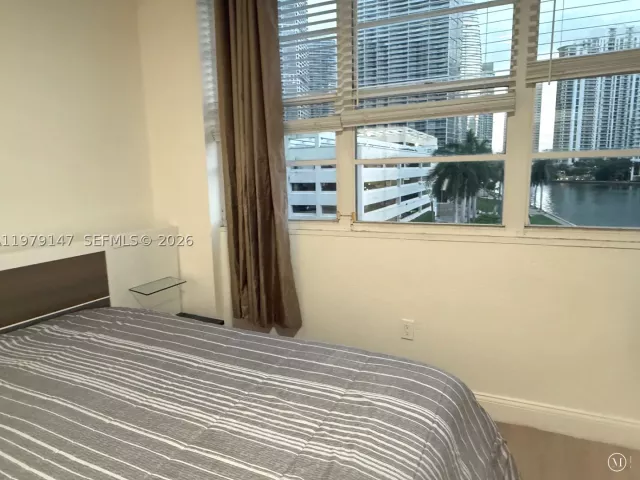 3-bedroom condo for rent in Miami - 801 Brickell Bay Dr 470 - MondialRealty