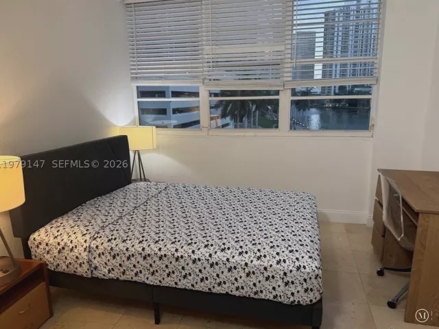 3-bedroom condo for rent in Miami - 801 Brickell Bay Dr 470 - MondialRealty