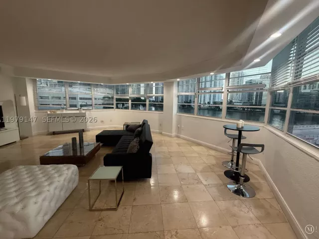3-bedroom condo for rent in Miami - 801 Brickell Bay Dr 470 - MondialRealty