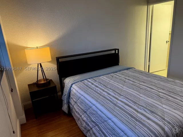 3-bedroom condo for rent in Miami - 801 Brickell Bay Dr 470 - MondialRealty