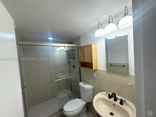 3-bedroom condo for rent in Miami - 801 Brickell Bay Dr 470 - MondialRealty